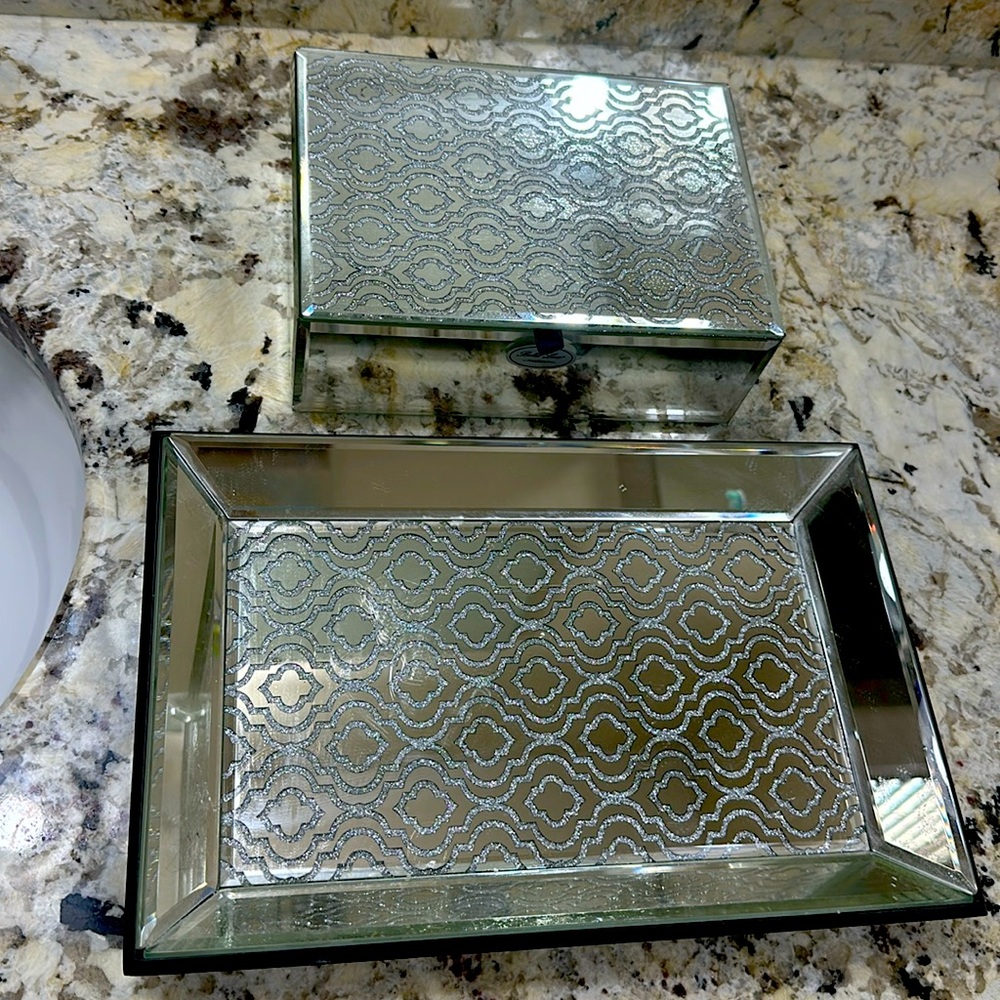 Set of 2 pieces. Damask style pattern mirrored tray and lined box